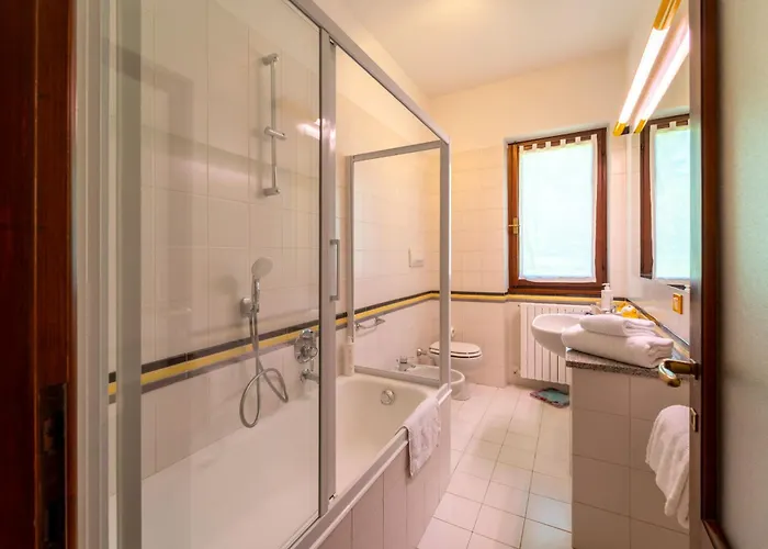 Camelia With Garden By Wonderful Italy 贝拉焦