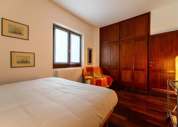 Camelia With Garden By Wonderful Italy 贝拉焦