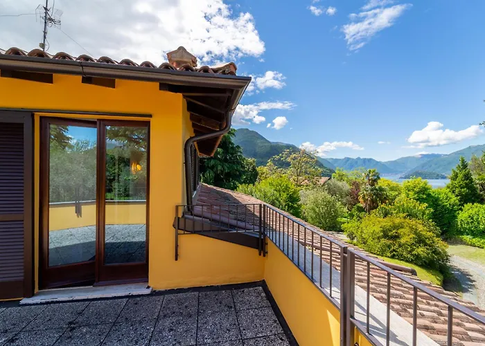 Camelia With Garden By Wonderful Italy 贝拉焦