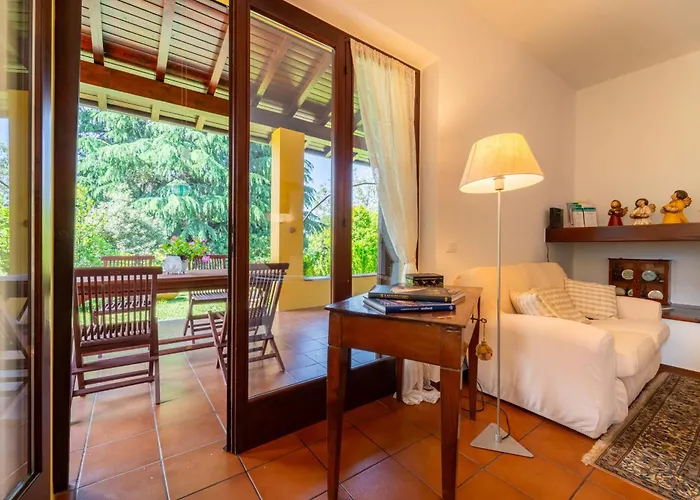 Camelia With Garden By Wonderful Italy 贝拉焦