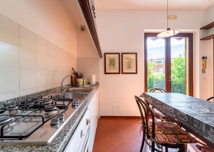 Camelia With Garden By Wonderful Italy * 贝拉焦